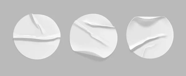 Λευκό στρογγυλό τσαλακωμένο αυτοκόλλητο mock up set. Αυτοκόλλητη λευκή χάρτινη ή πλαστική αυτοκόλλητη ετικέτα με κολλημένη, ρυτιδωμένη δράση σε γκρι φόντο. Λευκά πρότυπα ετικέτας ή ετικετών τιμών. 3d ρεαλιστικό διάνυσμα — Διανυσματικό Αρχείο