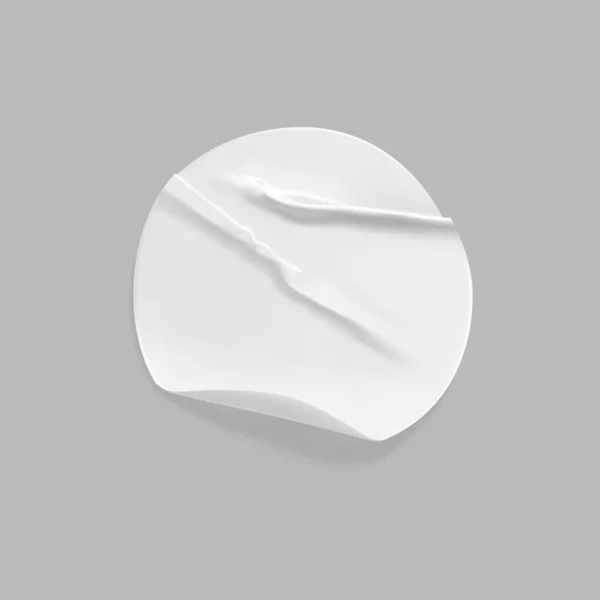 Άσπρο στρογγυλό τσαλακωμένο αυτοκόλλητο. Αυτοκόλλητη λευκή χάρτινη ή πλαστική αυτοκόλλητη ετικέτα με κολλημένη, ρυτιδωμένη δράση σε γκρι φόντο. Λευκά πρότυπα ετικέτας ή ετικετών τιμών. 3d ρεαλιστικό διάνυσμα — Διανυσματικό Αρχείο