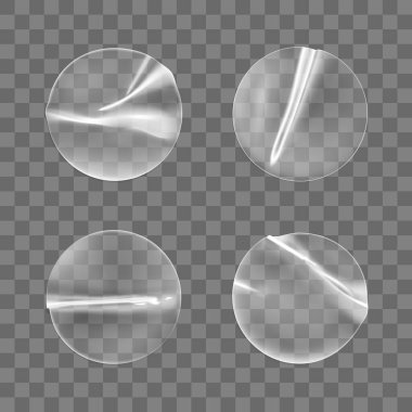 Şeffaf yuvarlak yapıştırıcılar şeffaf arkaplanda izole edilmiş seti taklit ediyor. Yapıştırıcı efektli, buruşmuş plastik yapışkan etiket. Etiket ya da fiyat etiketi şablonu. 3d gerçekçi vektör modeli