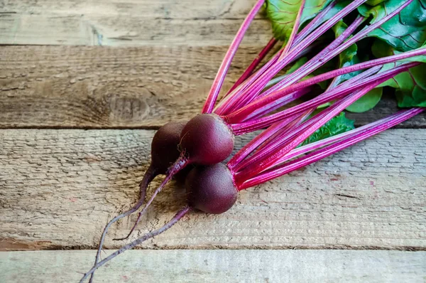 Fresh Ripe Beet on Old Wooden Background. Organic Food. Copy Space For Your Text — Stock Photo, Image