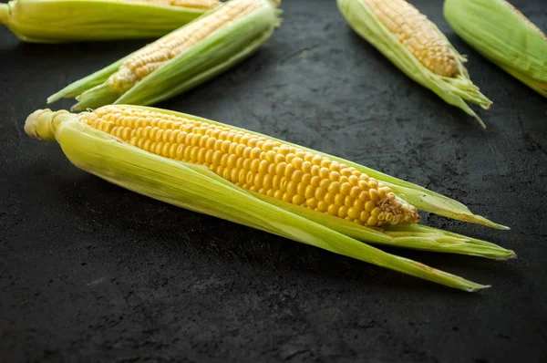 Detailní záběr zralé čerstvé kukuřice na tmavém pozadí — Stock fotografie