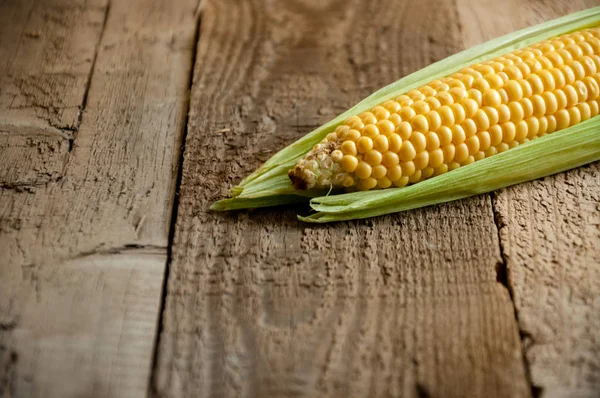 Detailní záběr zralé čerstvé kukuřice na dřevěný stůl — Stock fotografie