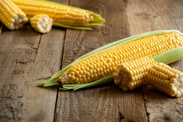 Närbild mogen färsk majs på träbord — Stockfoto