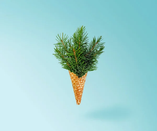 Kerstboom roomijs levitatie op onder blauwe achtergrond. Nieuwjaar Concept. Minimale vakantie samenstelling. Kopiëren van ruimte — Stockfoto