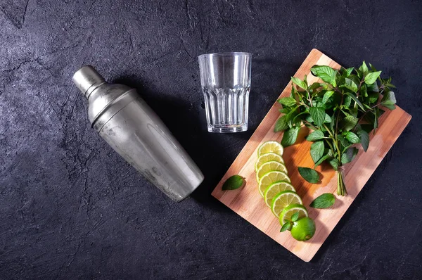 Mojito Cocktail Making. Menthe, chaux, verre et barre agitateur sur Dark Stone Table. Espace de copie pour votre texte — Photo