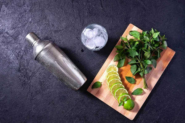 Mojito Cocktail Making. Menthe, chaux, glace, verre et barre agitateur sur — Photo