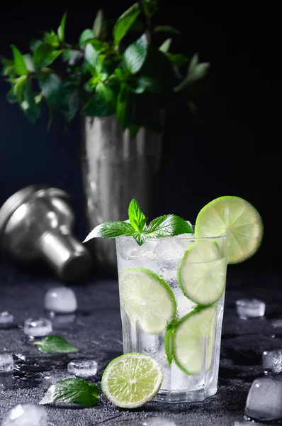 Cocktail Mojito or Lemonade with Lime, Mint and Ice on Dark Background. Concept Fresh Summer Drinks — Stock Photo, Image