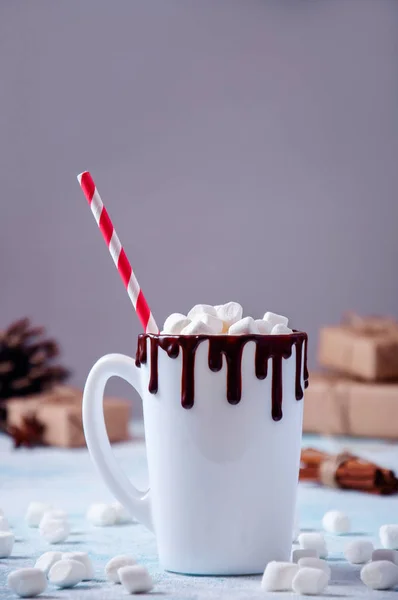 Bebida caliente de Navidad. Copa blanca de cacao o chocolate con malvaviscos sobre fondo claro con decoraciones navideñas — Foto de Stock