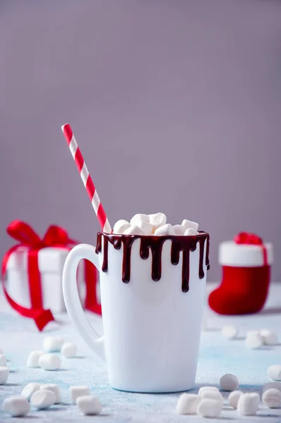 Julen varm dryck. Vit kopp kakao eller choklad med marshmallows på ljus bakgrund med juldekorationer — Stockfoto