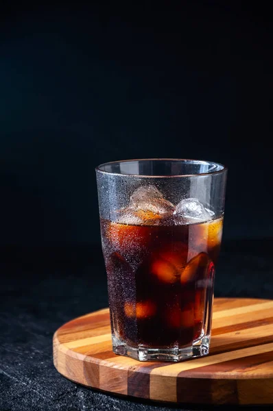 Iced Cola of Cold Coffee in Tall Glass op donkere achtergrond. Concept Verfrissend zomerdrankje — Stockfoto