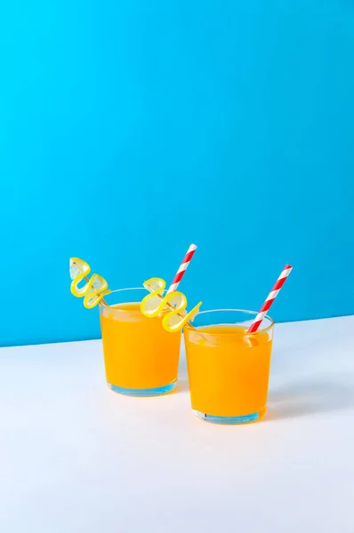 Cócteles Con Zumo Naranja Sobre Fondo Azul Refrescante Bebida Verano —  Fotos de Stock