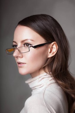 Kadın kadın öğretmen gözlük beyaz ışık bej kazak kaplumbağa boyun