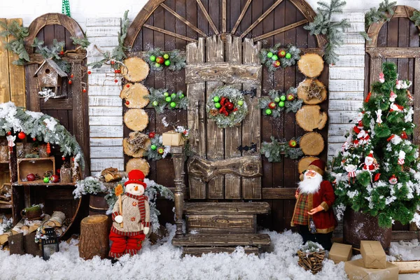 Рождественские и новогодние украшения на деревянном фоне — стоковое фото