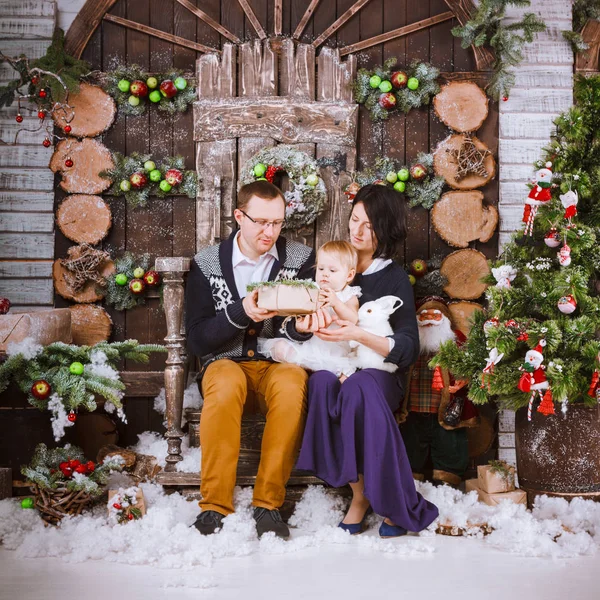 Navidad feliz familia de tres personas y abeto con cajas de regalo año nuevo fondo decorado invierno — Foto de Stock