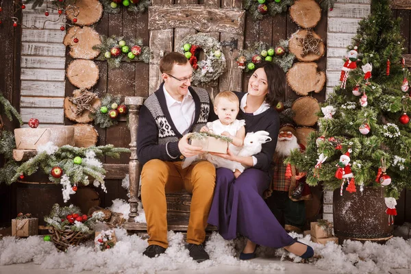 Navidad feliz familia de tres personas y abeto con cajas de regalo año nuevo fondo decorado invierno — Foto de Stock