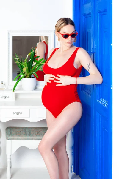 Sexy Blond Pregnant Woman Coleccted Ponytail Hair Red Bodysuit Swimsuit — Stock Photo, Image
