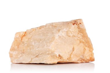 beyaz bir arka plan üzerinde mineral kuvars parça