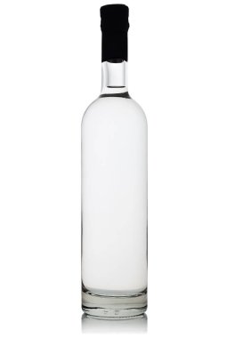 tam bir şişe votka beyaz arka plan üzerinde