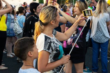 Samara, Rusya, 28 Haziran 2018. Apar topar güneşin battığı kadar hayranları selfies olun