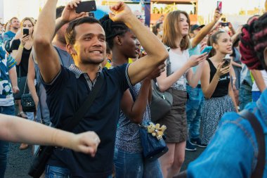 Samara, Rusya, 28 Haziran 2018. Duygular taraftarların şampiyonluk büyük ekranda izlerken