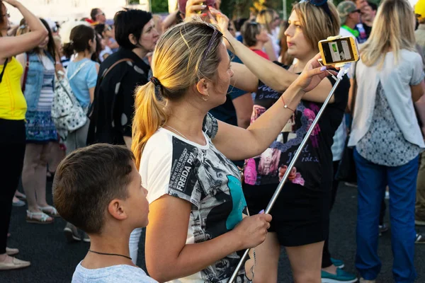 Samara, Rusya, 28 Haziran 2018. Apar topar güneşin battığı kadar hayranları selfies olun