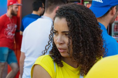 Samara, Rusya, 30 Haziran 2018. FIFA Dünya Kupası, taraftarların Festivali'nde sarı kız