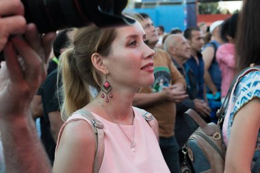 Samara, Rusya, 30 Haziran 2018. FIFA Dünya Kupası, şampiyonluk fan bölgedeki büyük ekranda izlerken farklı ülkelerden hayranları