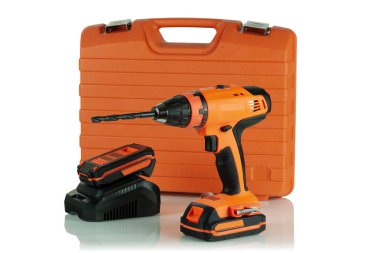 Akülü matkap, tornavida, pil, şarj cihazı ve beyaz zemin üzerine dava