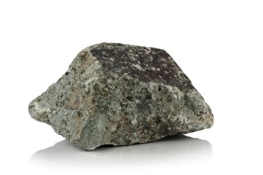 beyaz bir arka plan üzerinde gri taş parçası