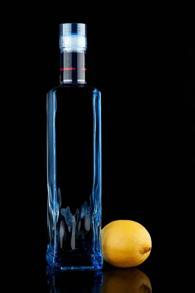 Bouteille de vodka en verre bleu — Photo
