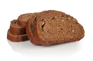 Beş dilim ayçiçeği tohumlu çavdar ekmeği, beyaz arka planda.