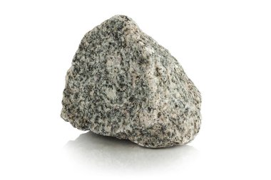 Beyaz arkaplanda sert bir taş parçası