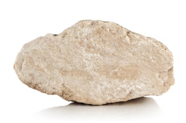 Beyaz arka planda bir kireç taşı parçası