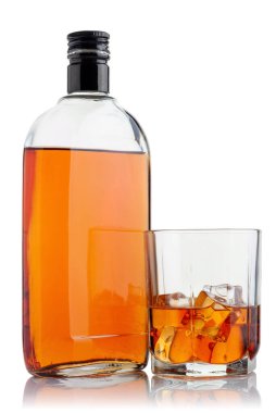 Alkollü cam şişe ve beyaz arka planda buzlu bardak..