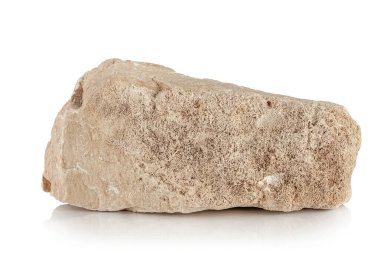 Beyaz arka planda bir kireç taşı parçası