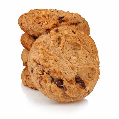 Beyaz arka planda fındıklı kurabiyeler ve çikolata parçaları.