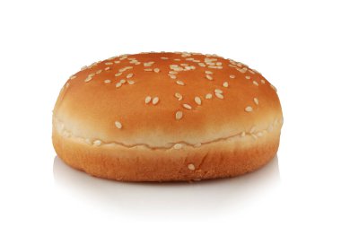 Beyaz arka planda taze, lezzetli susamlı çörek.