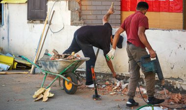 İnşaat alanındaki işçiler, çöp toplama