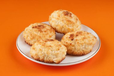 Dört ağız sulandırıcı, Hindistan cevizi kırıntılı lezzetli kurabiyeler.