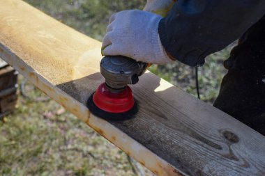 Açı öğütücü ve metal fırçayla ahşap işleme
