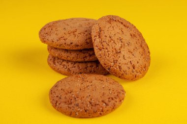 Sarı arka planda beş lezzetli kurabiye.