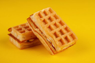 Sarı arkaplanı dolduran yumuşak waffle 'lar