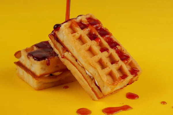 Waffles Macios Com Enchimento Xarope Cereja Fundo Amarelo — Fotografia de Stock