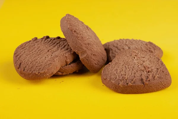 Corazón Chocolate Galletas Forma Sobre Fondo Amarillo — Foto de Stock