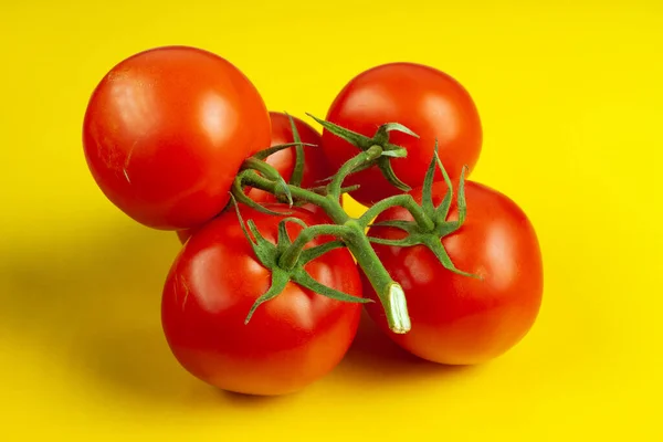Ramo Tomates Rojos Maduros Deliciosos Sobre Fondo Amarillo — Foto de Stock