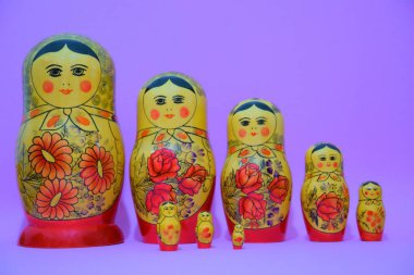 Gül arka plan üzerinde sekiz matrioshka