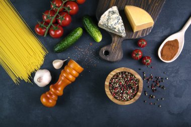 Sağlıklı gıda. Peynir ahşap bir yönetim kurulu ve diğer gıda beton arka plan üzerinde yalan