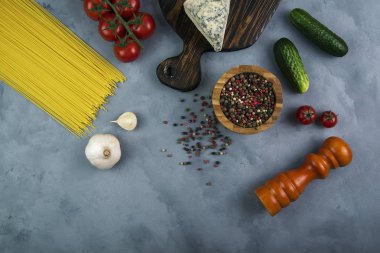 Sağlıklı gıda. Peynir ahşap bir yönetim kurulu ve diğer gıda beton arka plan üzerinde yalan