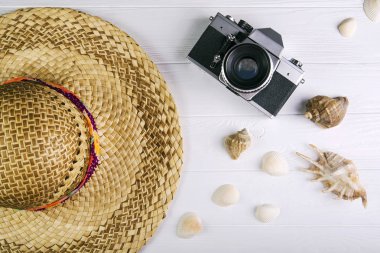 Yaz tatili plaj aksesuarları ile arka plan beyaz ahşap panel