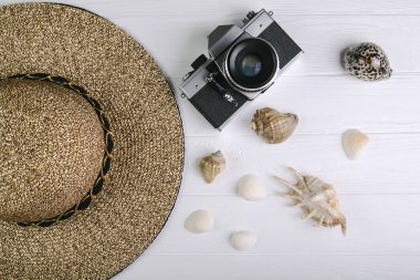 Yaz tatili plaj aksesuarları ile arka plan beyaz ahşap panel